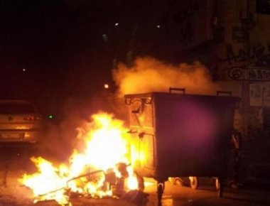 Επίθεση στα ΜΑΤ στη Χ.Τρικούπη και φωτιές σε κάδους και αυτοκίνητα στην Ακαδημίας